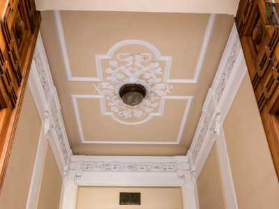 In uno dei raffinati atri, abbelliti al soffitto con fregi vegetali e geometrici...